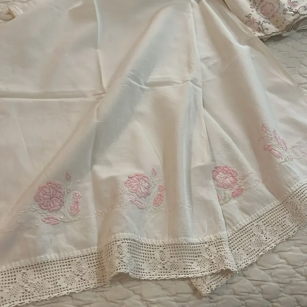 Floral Embroidered Linens Set